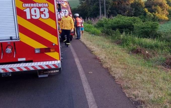 Saída de pista deixa três pessoas feridas na PR/158