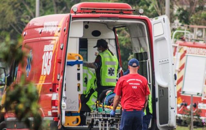 Acidente entre carro e moto deixa casal ferido na Waldemar Rangrab