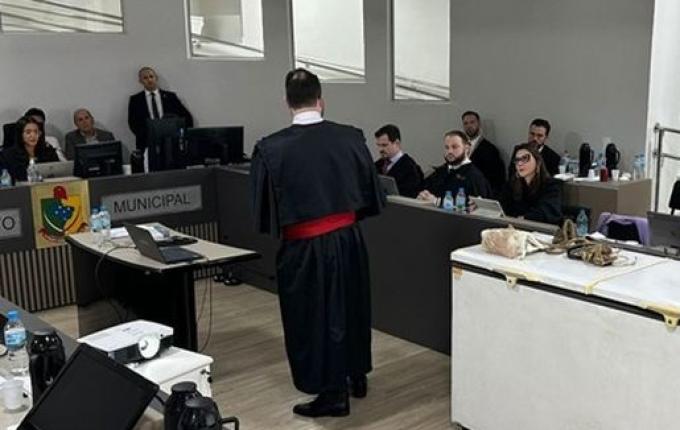 Júri condena mulher a 20 anos de prisão por matar o marido e ocultar corpo em freezer