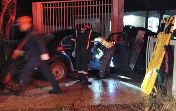 Motorista perde controle e Fusca colide em muro de casa