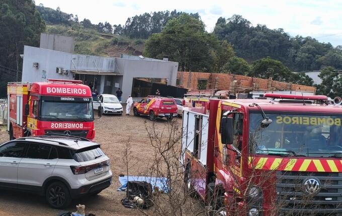 Vazamento de ácido clorídrico mobiliza bombeiros em indústria na divisa entre SC e PR