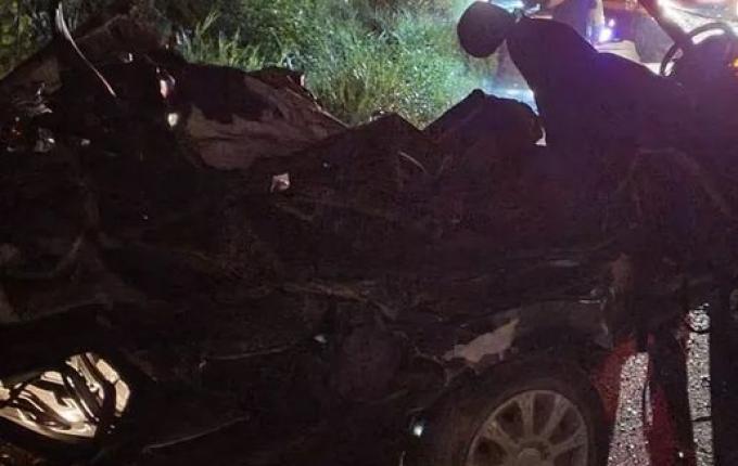 Contêiner solta de caminhão, atinge carro e deixa 2 pessoas mortas em SC