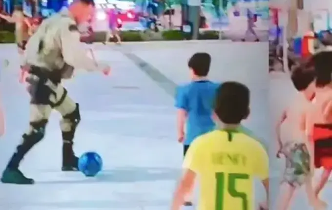 VÍDEO: Policiais aceitam convite curioso e fazem a alegria de crianças em SC