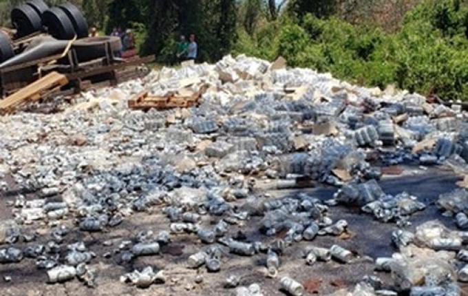 Caminhão carregado de cerveja tomba na SC 163 em Itapiranga