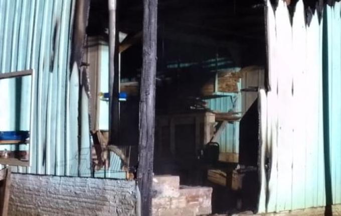 Bombeiros controlam incêndio em galpão no interior de Bandeirante