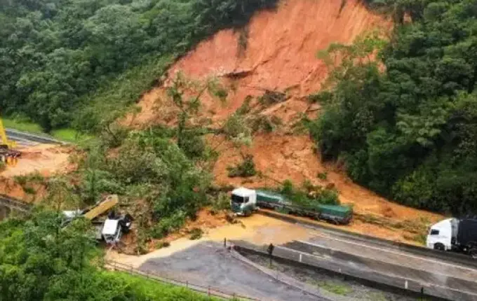 VÍDEOS: Seis pessoas são resgatadas com vida de deslizamento na BR-376/PR a SC