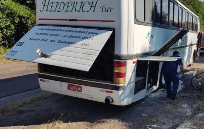 Ônibus pega fogo após possíveis problemas nos freios na BR 163