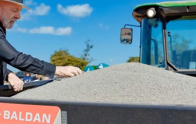 Lula diz que vai anunciar medida para dar gás de graça para 22 milhões de famílias