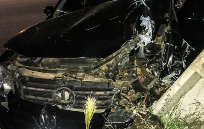 Condutor perde controle e colide carro em poste em São Miguel do Oeste