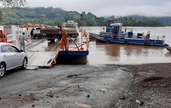 Retomada travessia da balsa no Rio Uruguai em Itapiranga