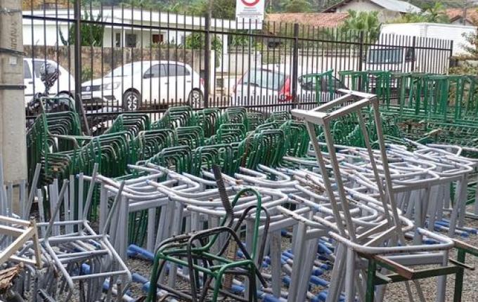 Governo recolhe mais de 100 caminhões de materiais inservíveis das escolas estaduais