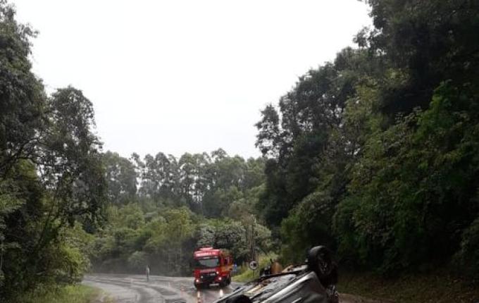 Veículo capota na BR-158 em Cunha Porã