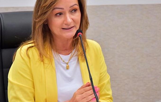 Vereadora protocola projeto que institui eleição para diretor de escola