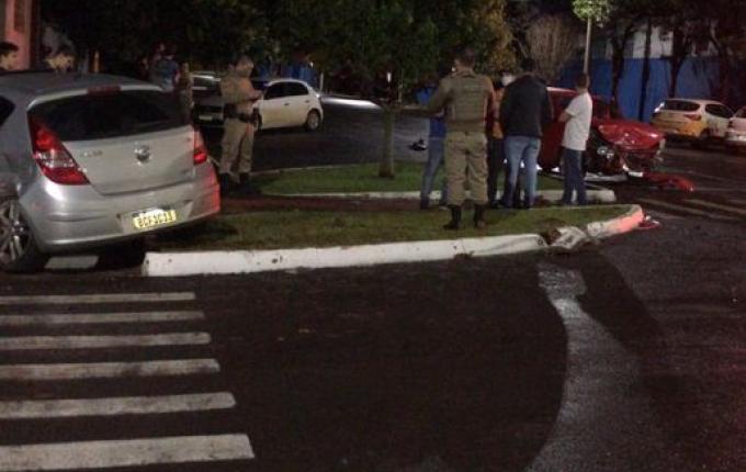 Motorista foge após colisão entre veículos no centro de SMOeste
