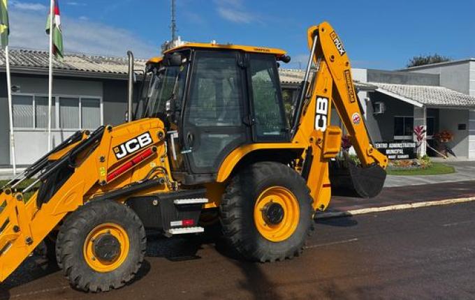 Belmonte ganha nova retroescavadeira para reforçar serviços de infraestrutura