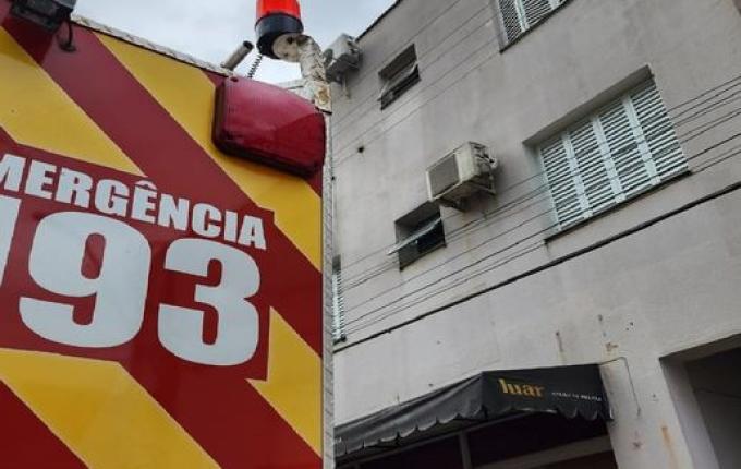 Bombeiros controlam princípio de incêndio em apartamento em Itapiranga