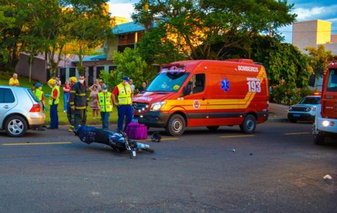 Vídeo: Colisão entre carro e moto deixa motoboy ferido em SMOeste
