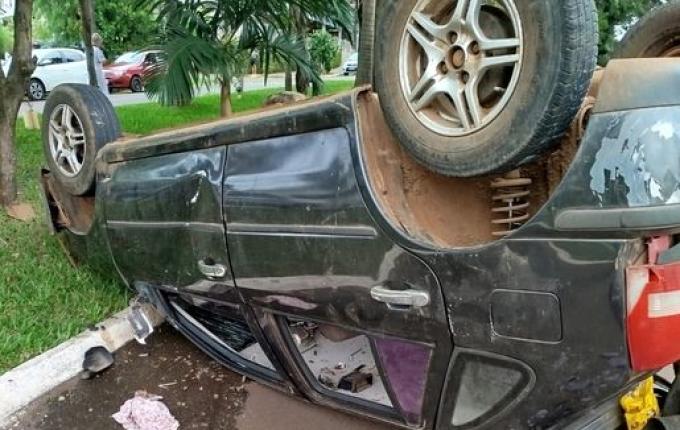 Homem fica ferido em saída de pista seguida de capotamento em Maravilha