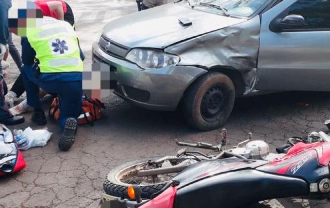 Colisão entre carro e moto deixa homem ferido no centro de São João do Oeste