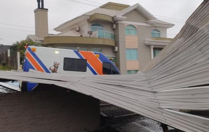 Ciclone causa estragos com chuva forte e ventos de até 122 km/h