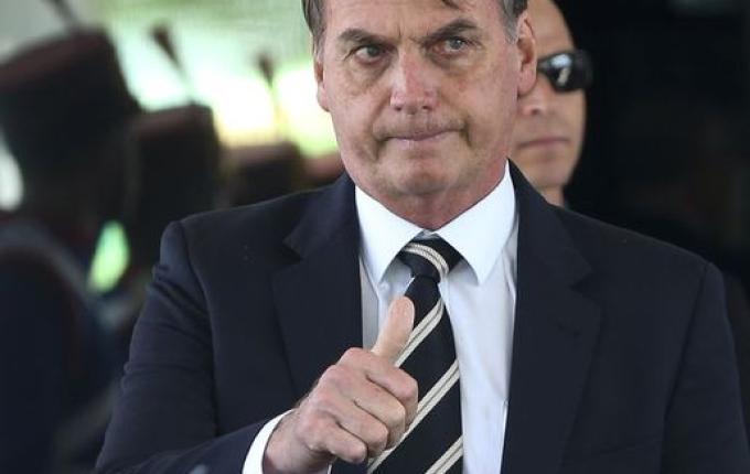 Bolsonaro confirma estudo para rebaixar Covid a status de endemia