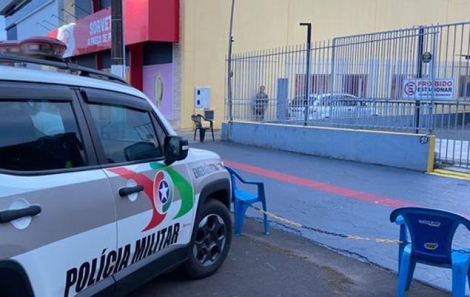 Homem é preso após ameaçar mulher com pedaço de garrafa em SMOeste