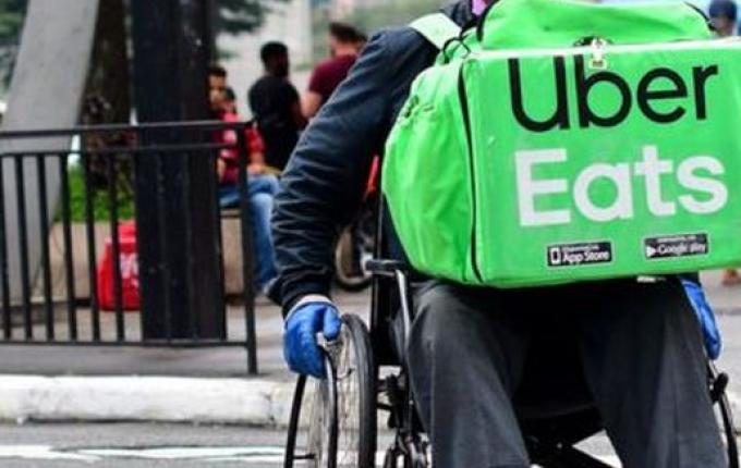 Cadeirante que entrega comidas por aplicativos