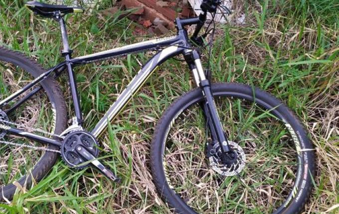 Adolescente sofre ferimentos graves em colisão de bicicleta e caminhão na SC 496