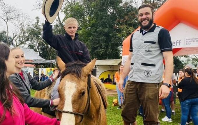 Apae de Itapiranga realiza atividades de Equoterapia com alunos