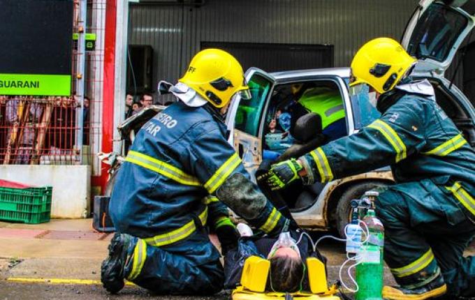 Simulado de evacuação e acidente de trânsito mobiliza Bombeiros e PM; vídeo