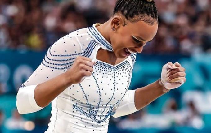 Rebeca é prata no salto e faz história ao igualar maiores medalhistas do Brasil