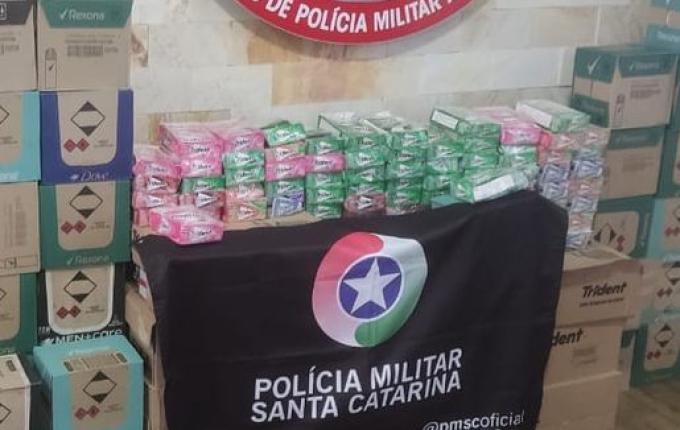 Carga de desodorantes e chicletes é apreendida na SC-283 em Palmitos