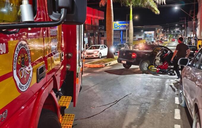 Motociclista fica ferido em colisão com Saveiro no Centro de Barracão