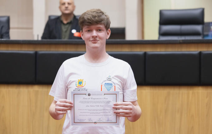 Estudantes de Belmonte vivem experiência parlamentar na Alesc durante o Parlamento Jovem