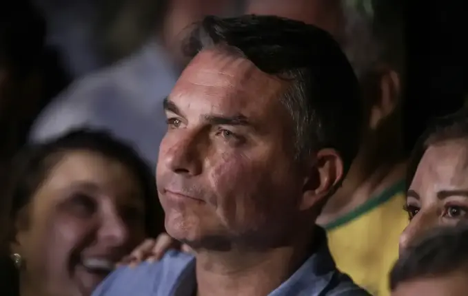 PF cancela passaportes de Flávio Bolsonaro após decisão de Moraes