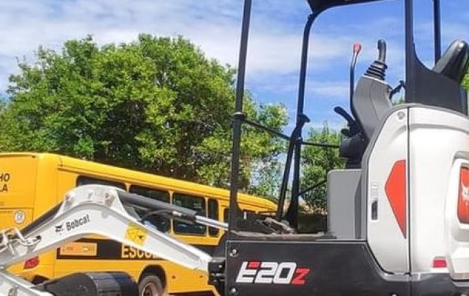 Secretaria faz aquisição de mini escavadeira de R$ 211 mil