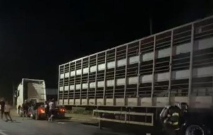 Incêndio atinge rodas de carreta na BR-163 em São Miguel do Oeste