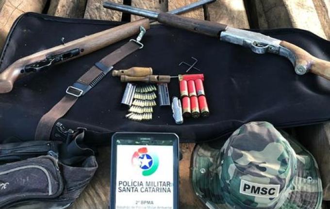 Polícia Militar Ambiental apreende armas de fogo e palanques nativos
