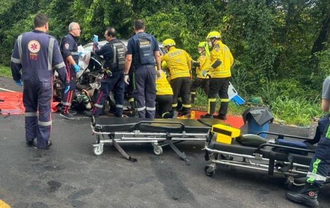 Colisão frontal deixa três pessoas mortas na BR 282, em Nova Itaberaba