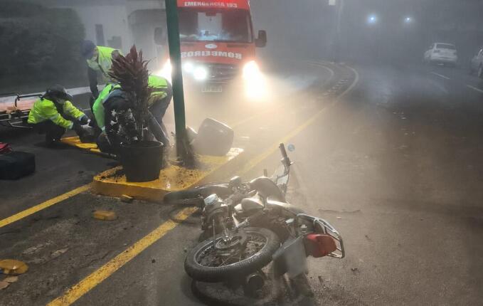 Motociclista fica ferido após colidir contra poste em Iporã do Oeste