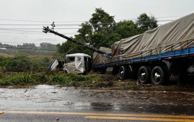 Carreta sai da pista e atinge poste na SC-163 em SMOeste