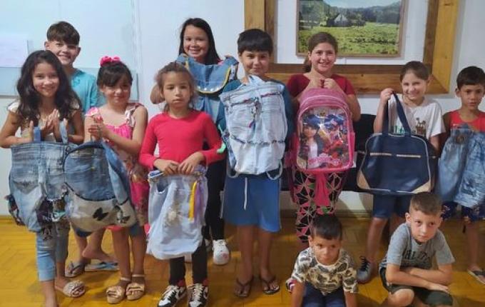 Voluntárias de Mondaí fabricam mochilas para crianças carentes