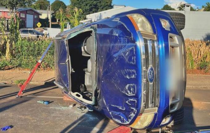 VÍDEO: Camionete tomba após colisão no Bairro São Sebastião, em SMOeste
