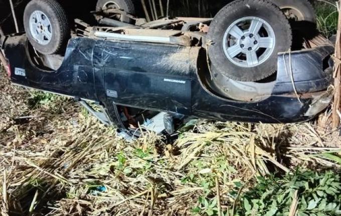 Capotamento em Bandeirante deixa dois homens feridos