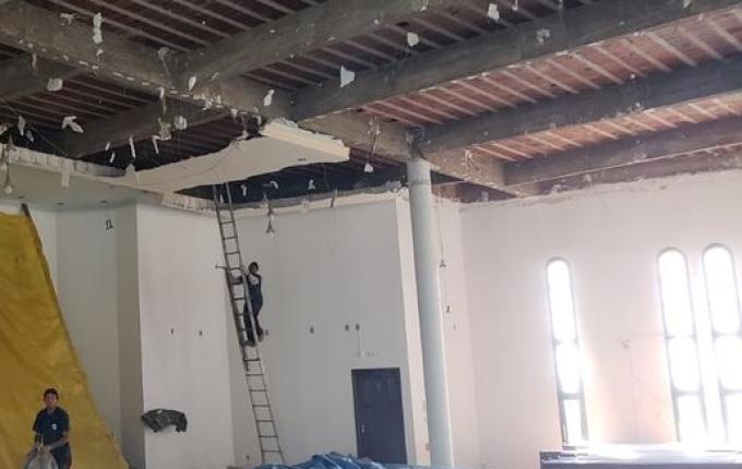 Paróquia de Iporã do Oeste trabalha na reforma do forro da Igreja Matriz