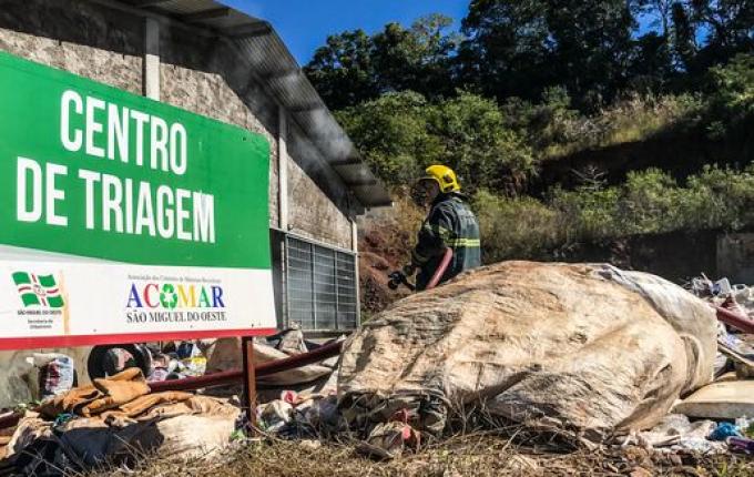 VÍDEO: Incêndio destrói materiais recicláveis da ACOMAR