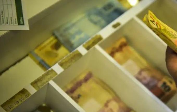 Lula assina decreto que eleva salário mínimo para R$ 1.518