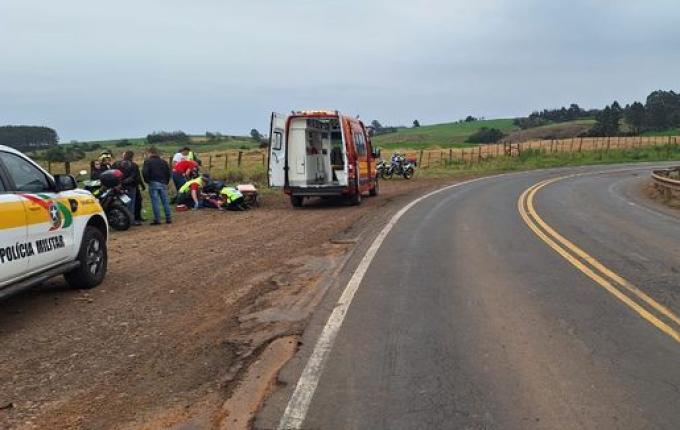 Queda de motociclista na SC-163 em Descanso deixa caroneira ferida