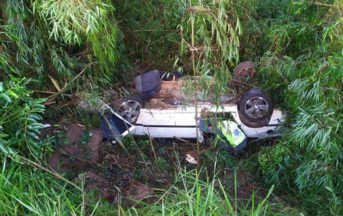 Capotamento deixa quatro pessoas feridas na PR-180