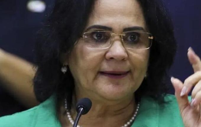 Damares Alves revela diagnóstico de câncer de mama: “Estou no meu limite físico”